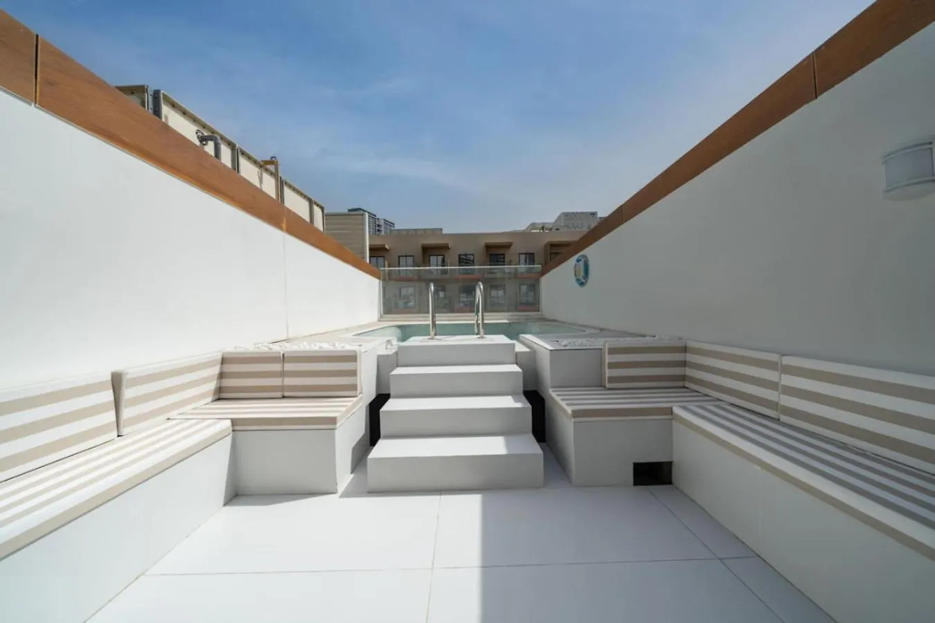 Luxury Jvc 2 Bed Duplex With Private Pool And Jacuzzi Apartamento Dubai